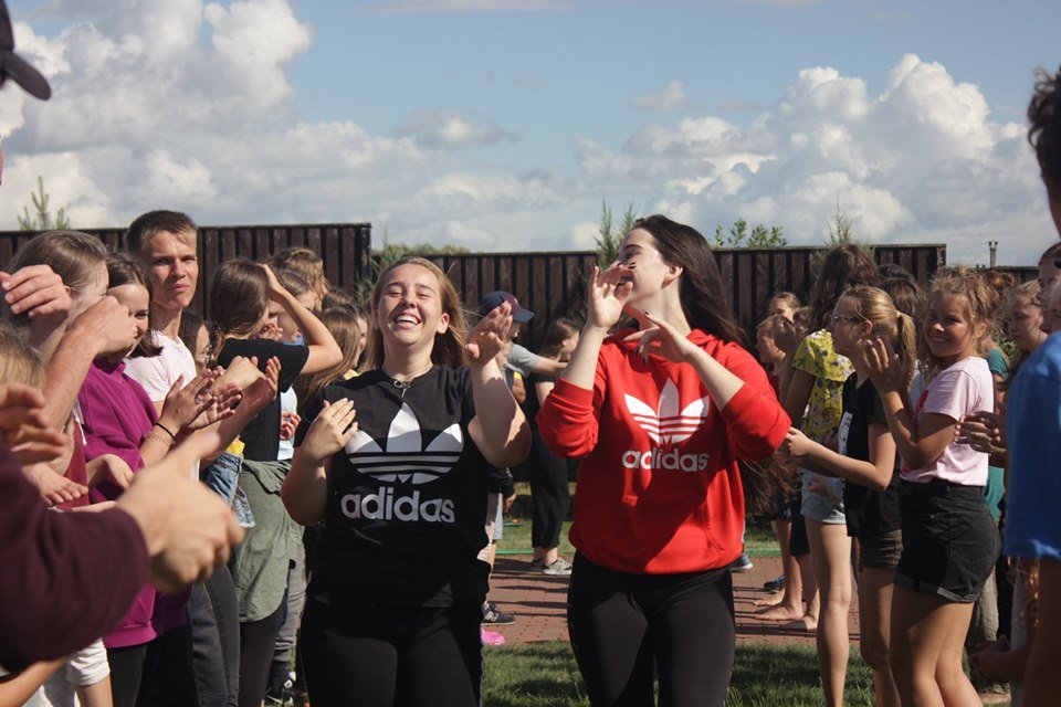 Merginos mokosi šokio